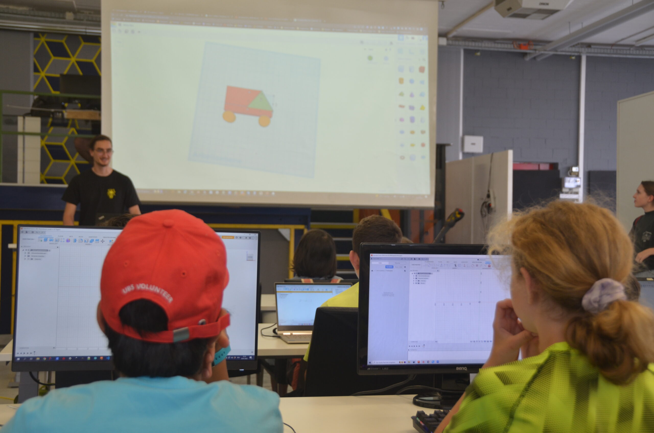Visueller CAD-Editor zeigt ein einfaches Auto aus farbigen Bausteinen auf der Projektion.